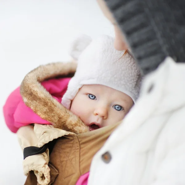 Moeder en baby op winter — Stockfoto