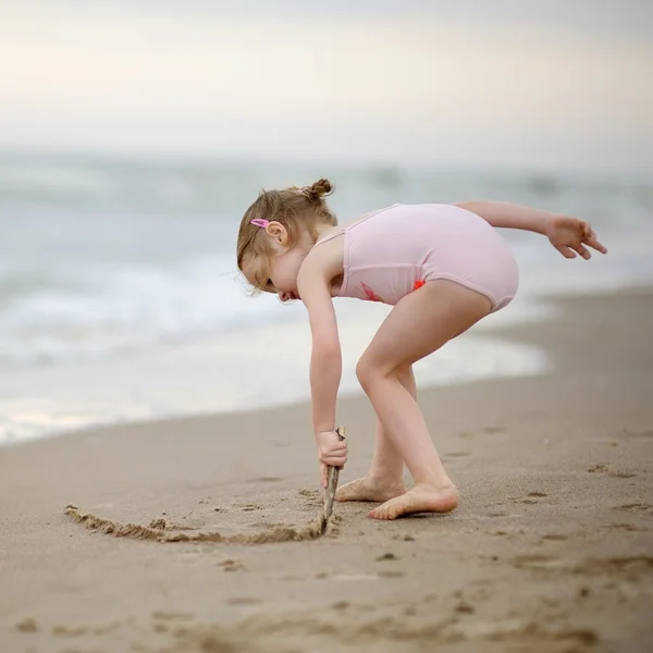 Liten flicka på strand — Stockfoto