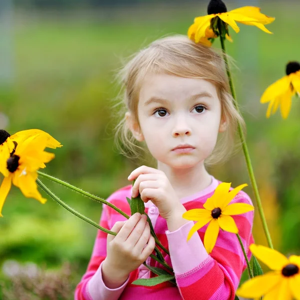 Schattig meisje op zomer — Stockfoto