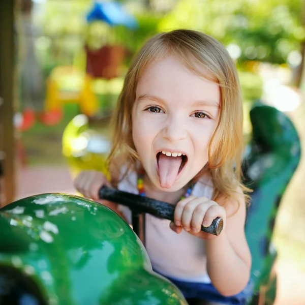 Linda niña en el patio de recreo — Foto de Stock