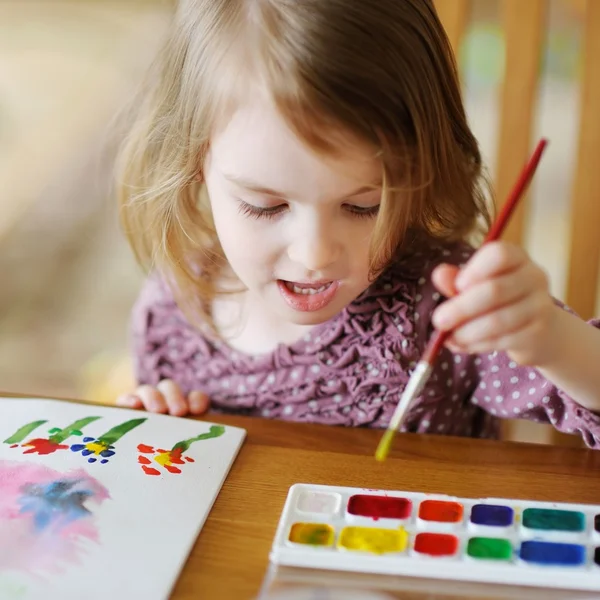 Petite fille dessine avec des peintures — Photo