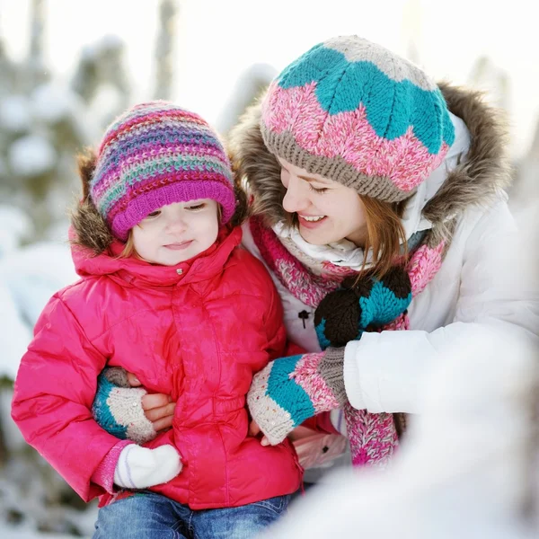 Mor och dotter på vintern — Stockfoto