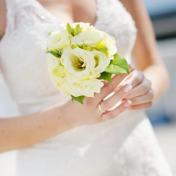 Noiva com buquê de casamento — Fotografia de Stock