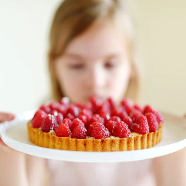 Küçük kız ve ahududu kek — Stok fotoğraf