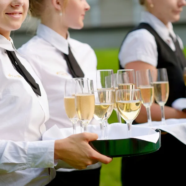 Servitriser med skålen med champagneglas — Stockfoto