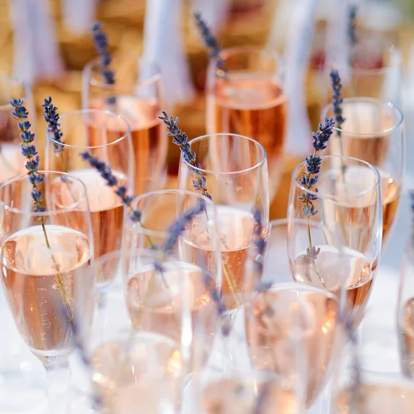 Bicchieri di con champagne rosa — Foto Stock