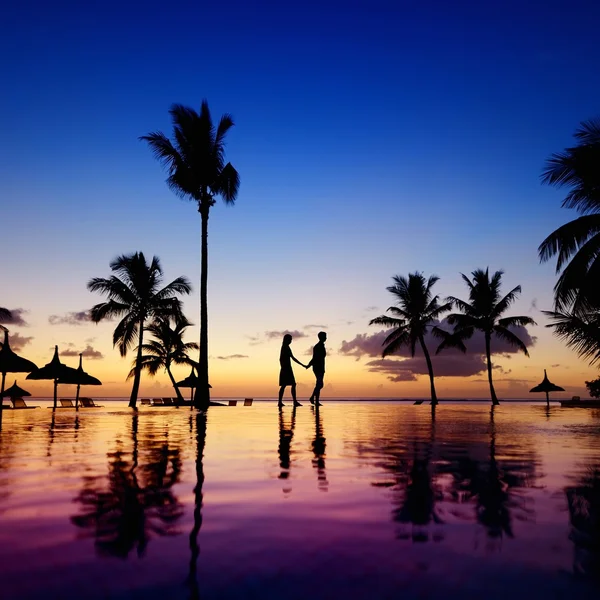 Silhouettes of young couple — Stock Photo, Image