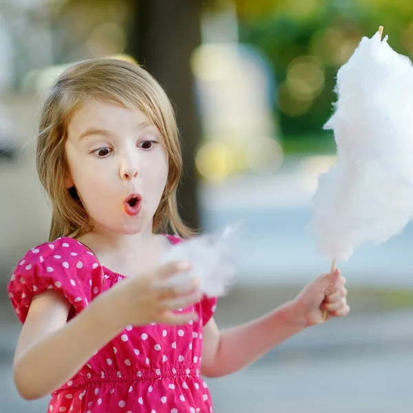 Kleines Mädchen mit Zuckerwatte im Freien — Stockfoto