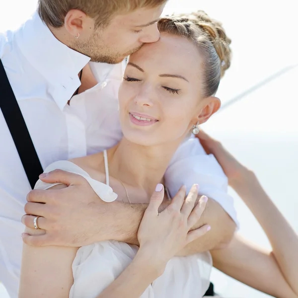 Novia y novio felices — Foto de Stock