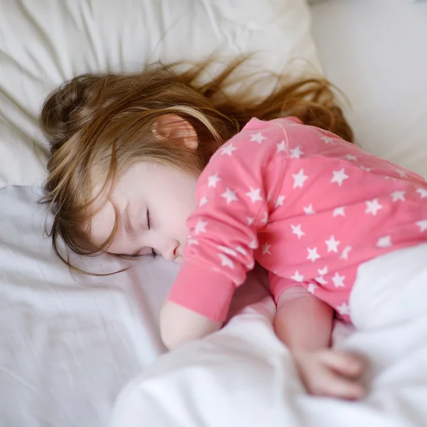 Adorable petite fille qui dort — Photo