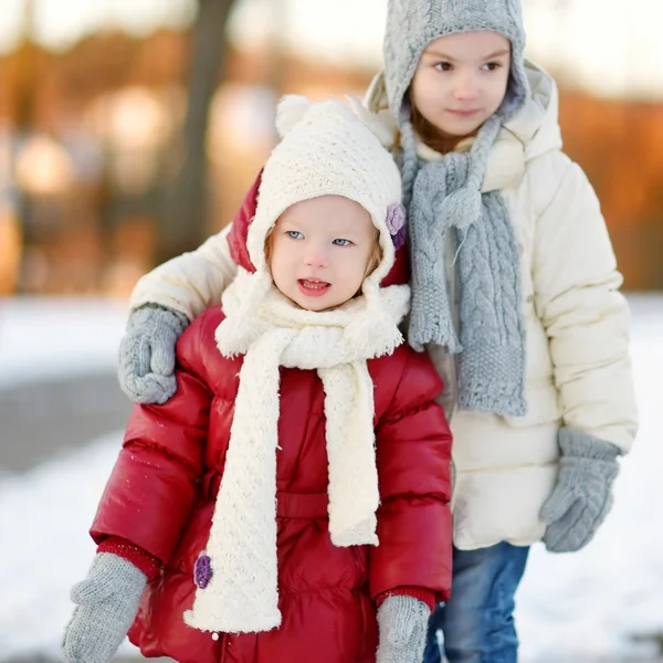 Petites sœurs le jour d'hiver — Photo