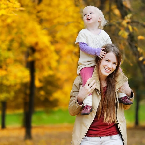 Moeder en peuter meisje op herfst — Stockfoto