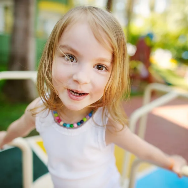 Schattig klein meisje op speelplaats — Stockfoto