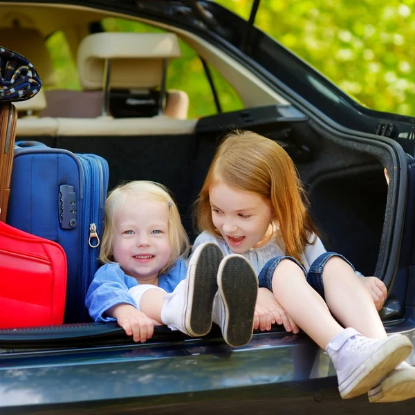 Petites sœurs assises dans une voiture — Photo