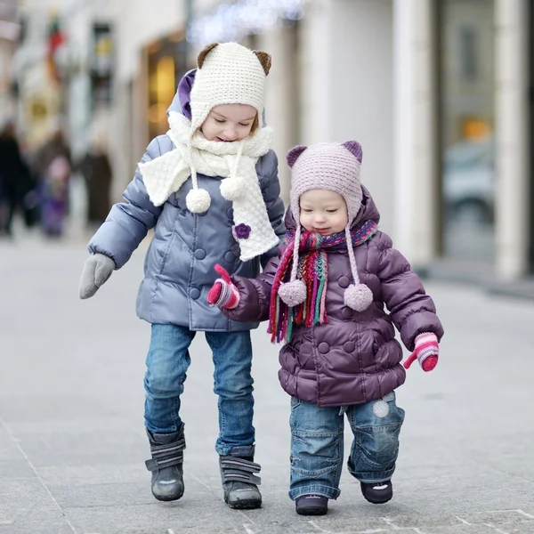 Little sisters in winter city — Stock Photo, Image