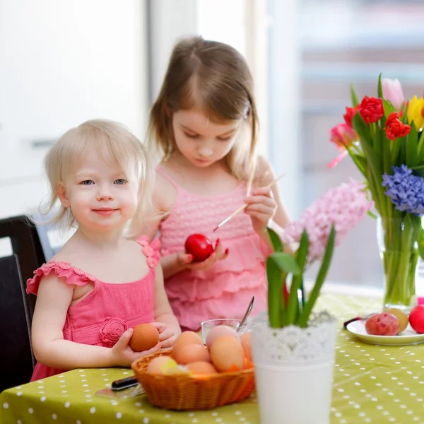 Sisters painting Easter eggs — Stock Photo, Image