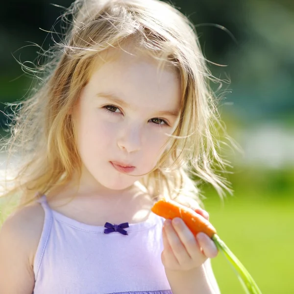 Menina com cenoura — Fotografia de Stock