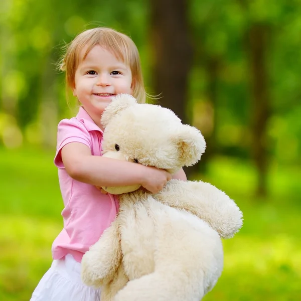 Κορίτσι μικρό παιδί με μεγάλο αρκουδάκι — Φωτογραφία Αρχείου