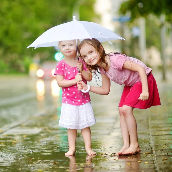 Duas irmãs bonitinhas com guarda-chuva — Fotografia de Stock