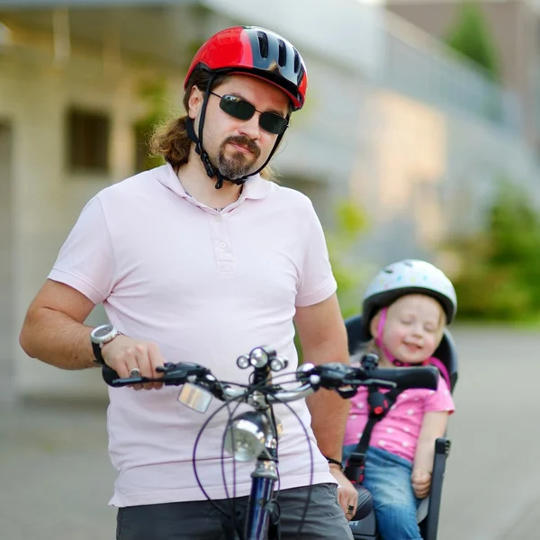 Jonge vader en dochter op fiets — Stockfoto