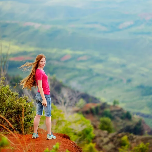 Kadın at Waimea Canyon — Stok fotoğraf