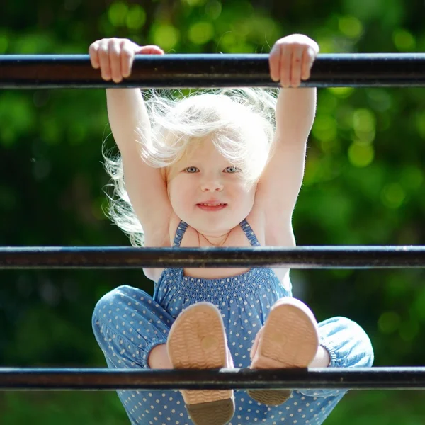 Schattig peuter meisje — Stockfoto