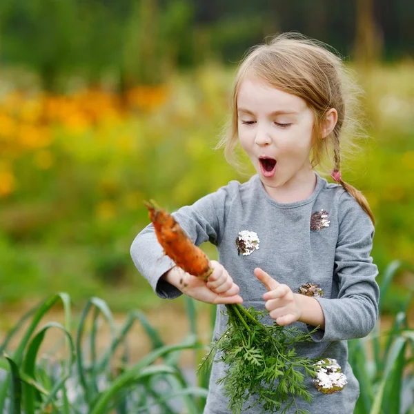 Klein meisje in de tuin — Stockfoto