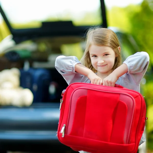 Gadis kecil dengan koper — Stok Foto