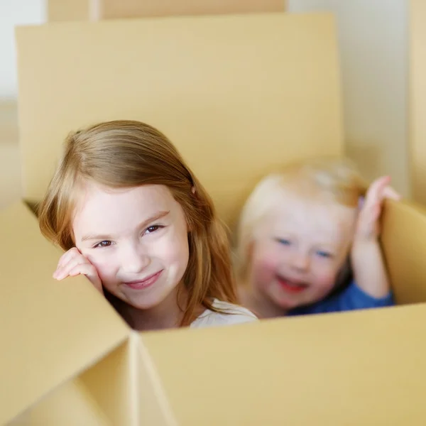 Zwei süße Schwestern — Stockfoto