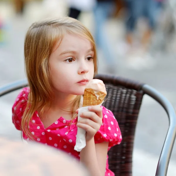 dondurma ile küçük kız