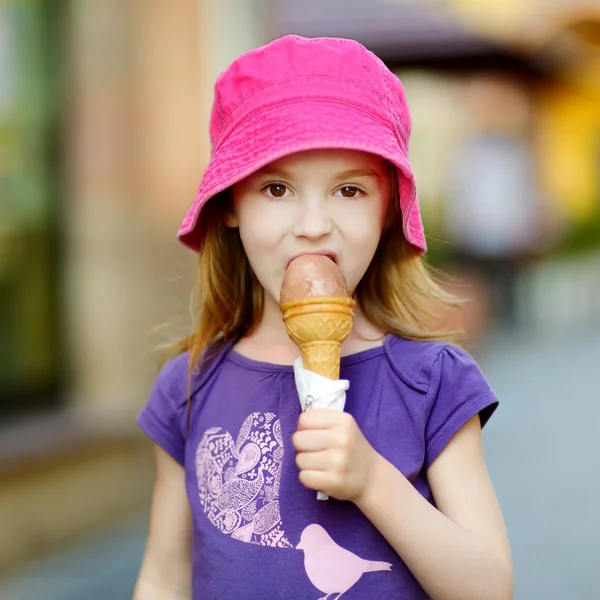 Menina adorável com sorvete — Fotografia de Stock