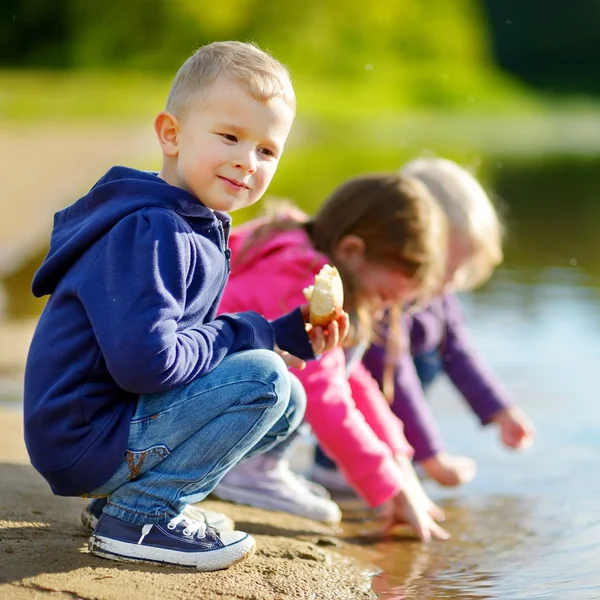 Schwestern und Bruder haben Spaß — Stockfoto