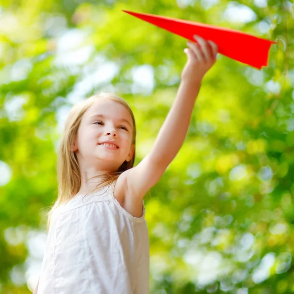 Adorable niña con plano de papel — Foto de Stock