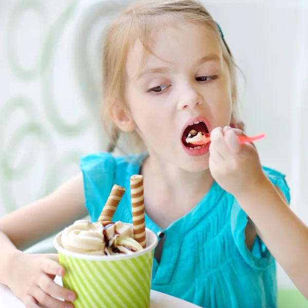 Petite fille manger de la crème glacée — Photo