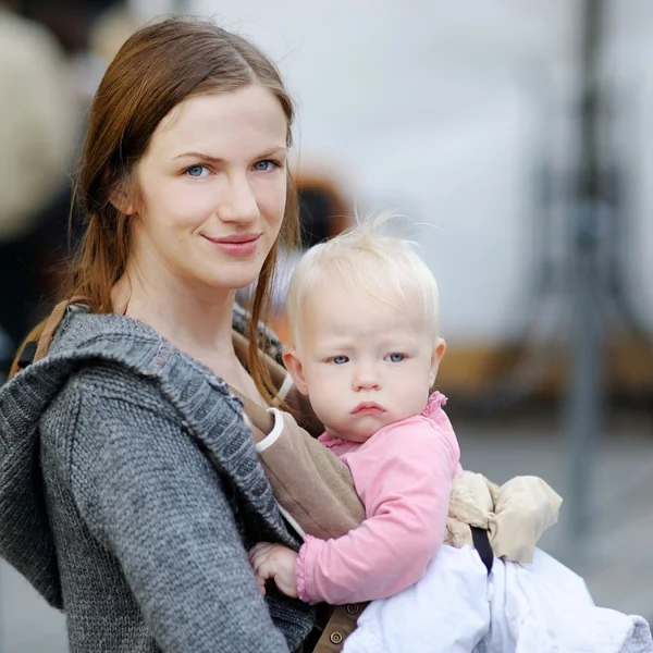 Jonge moeder en babymeisje — Stockfoto