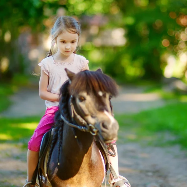 Petite fille équitation poney — Photo