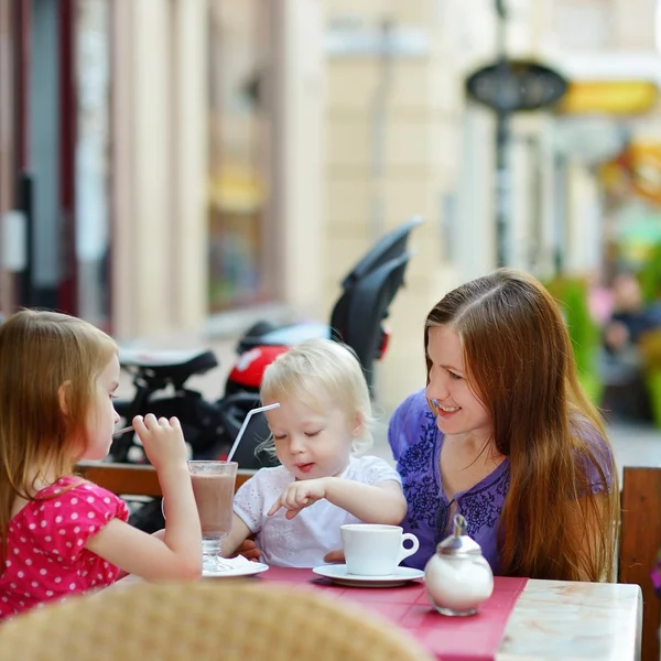 Madre e hijas en la cafetería —  Fotos de Stock