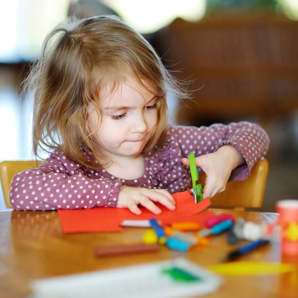 Preschooler dívka řezání papíru — Stock fotografie