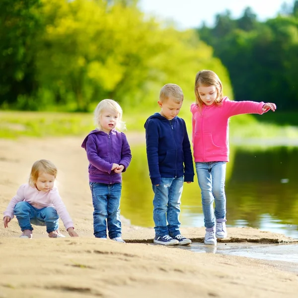 Lilla systrar och bror har roligt — Stockfoto