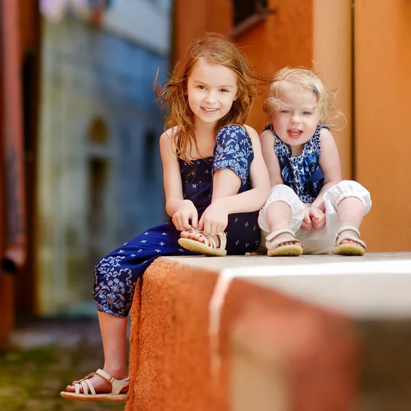 Zwei süße kleine Schwestern — Stockfoto