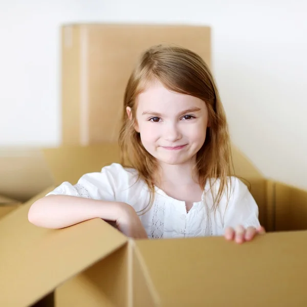 Happy little girl  card boxes — Stock Photo, Image