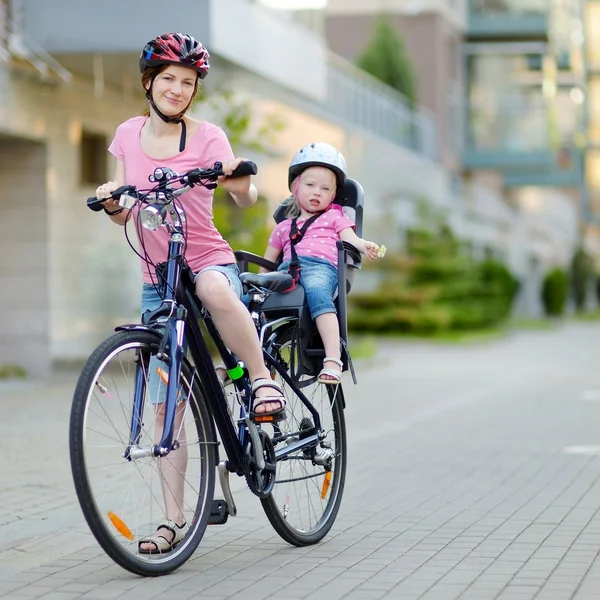 Jovem mãe e menina na bicicleta — Fotografia de Stock