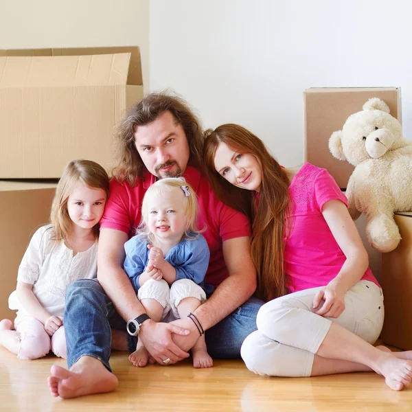 Glückliche junge Familie am Boden — Stockfoto