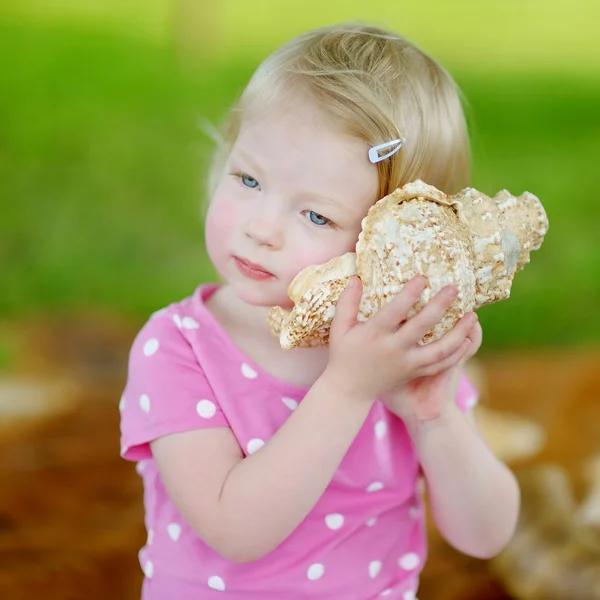 Menina bonito com concha — Fotografia de Stock