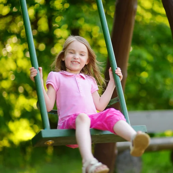 Adorable fille sur swing — Photo