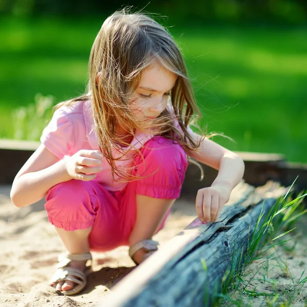 Schattig meisje spelen — Stockfoto