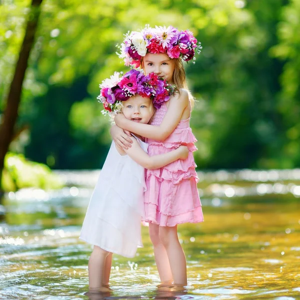 Petites sœurs avec couronne de fleurs — Photo