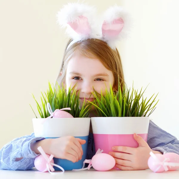 Petite fille dans les oreilles de lapin de Pâques — Photo