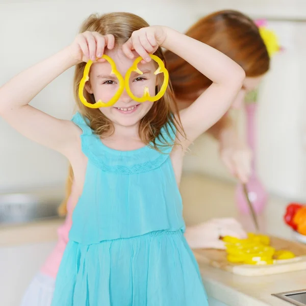 Anne ve Kızı Yemek Pişiriyor — Stok fotoğraf