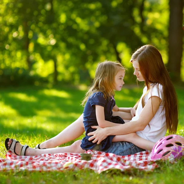 Młoda matka i córka w parku — Zdjęcie stockowe